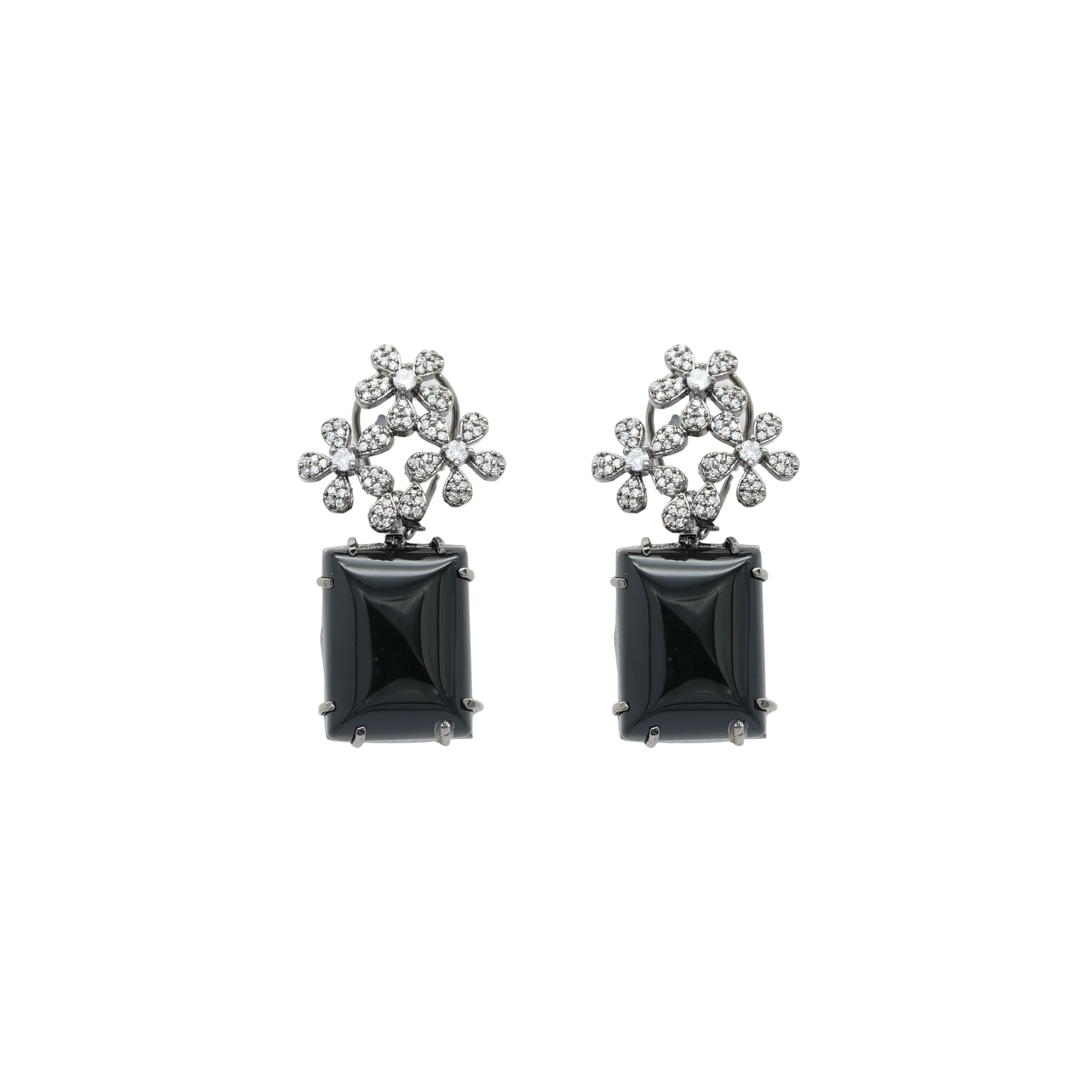 Studs with glittering moissanite